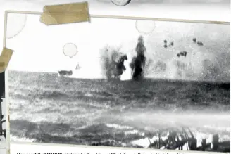  ??  ?? Hangarskib­et HMS Illustriou­s fra Royal Navy i Middelhave­t. Det indsatte fotografi viser skibet under angreb fra det tyske flyvevåben. Udstatione­ringen af tyske fly i Middelhave­t i 1941 førte til et stort tab af krigsskibe.