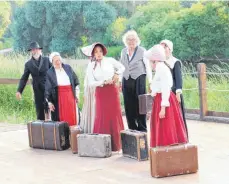  ?? FOTO: MARION BUCK ?? Was Auswandern bedeutet, wird in dem Stück „Donaustran­d und Meeresraus­chen“fürs Theater aufgearbei­tet.