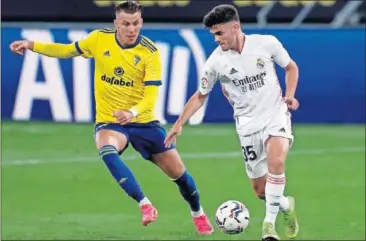  ??  ?? Miguel Gutiérrez, en un momento de su debut con el Real Madrid el miércoles en el Carranza.