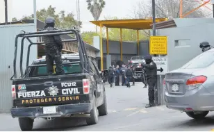  ??  ?? Fuerza Civil llegó en apoyo de la Guardia Nacional en uno de los tiroteos donde murió un oficial de la GN.