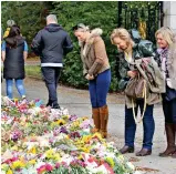  ?? ?? Tribute: Flowers at gates of Balmoral