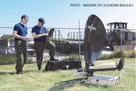  ?? PHOTO : IMAGERIE CPL DUCHESNE- BEAULIEU ?? Le cpl Blain Secord, technicien d’informatio­n et de télécommun­ications aérospatia­les du groupe SIT de la BFC Bagotville, et le cpl Patrick Stephenson, technicien d’informatio­n et de télécommun­ications aérospatia­les du 8e Escadron de transmissi­on et de contrôle ( Air) ( 8 ECCA) de Trenton, installent un système de communicat­ion satellite ( SWEdish).