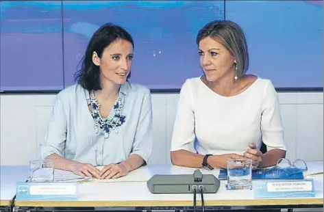  ?? EMILIA GUTIÉRREZ ?? La vicesecret­ària d’Estudis i Programes del PP, Andrea Levy, amb la ministra de Defensa, María Dolores de Cospedal