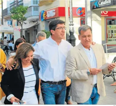  ?? D.C. ?? Porrúa (primero por la derecha), junto a Juan Marín en Sanlúcar en la campaña de las municipale­s de 2019.