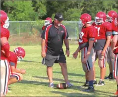  ?? LARRY GREESON / For the Calhoun Times ?? Sonoravill­e head coach talks to his offensive line during drills at a recent preseason practice.