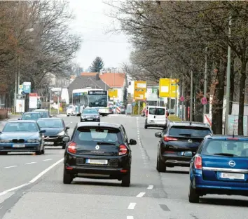  ?? Foto: Silvio Wyszengrad ?? In der Neusäßer Straße (hier der Blick in Richtung Neusäßer Kreisverke­hr) plant die Stadt die Wegnahme von Autospuren zu‰ gunsten von Radwegen.