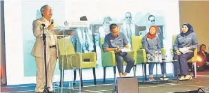  ?? — Gambar Muhammad Rais Sanusi ?? PULANGKAN: Linggi (kiri) bercakap pada forum tersebut, semalam. Turut kelihatan Nancy (dua kanan), Hasidah (kanan) dan Menteri Muda di Pejabat Ketua Menteri (Hal Ehwal Korporat) Abdullah Saidol selaku moderator (dua kiri).