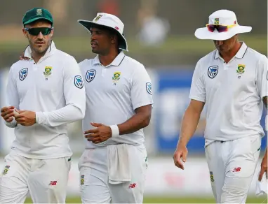  ?? REUTERS ?? TIME FOR INTROSPECT­ION: Faf du Plessis talks with team mates Vernon Philander and Dale Steyn.