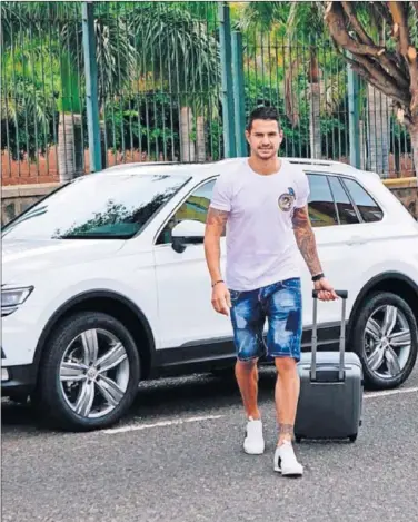  ??  ?? VIAJES. Vitolo llegó el lunes a Sevilla tras las vacaciones y ayer voló a Madrid para resolver su fichaje.