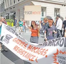  ??  ?? ► Manifestan­tes piden la renuncia del Presidente Macron por el caso Benalla, el sábado en París.