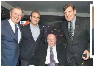  ??  ?? L’entraîneur-chef Jacques Demers est entouré du président de l’époque Ronald Corey, Geoff Molson et Serge Savard, le directeur-gérant de la formation 1993.