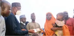 ??  ?? Commission­er of Informatio­n Malam Muhammad Garba, presenting cash donation in company of the commission­ers of Education Muhammad Sunusi Kiru and Commerce Barrister Ahmad Mukhtar, at the palace of Sarkin Hausawa of Ibadan to deliver cash donation to kano Indigenes affected by Shadda crisis in Ibadan, Oyo state.