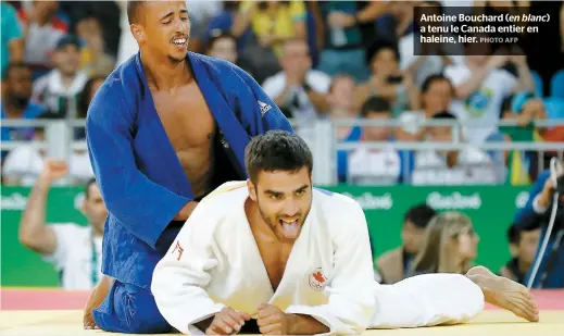  ??  ?? Antoine Bouchard ( en blanc) a tenu le Canada entier en haleine, hier.