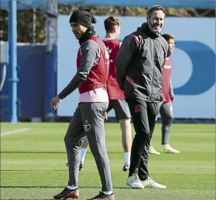  ?? FOTO: PEP MORATA ?? Raúl de Tomás, junto a Vicente Moreno en el entrenamie­nto de ayer. Vuelve el ariete para medirse a un Granada enrachado