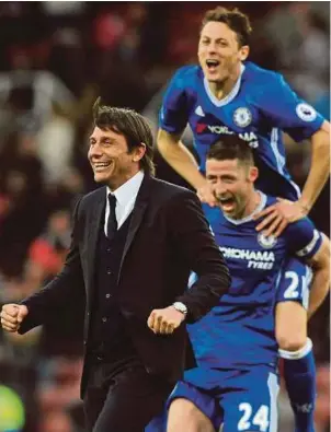 ??  ?? Conte ceria selepas Gary Cahill (tengah) ledak gol kedua Chelsea ketika benam Stoke 2-1 di Stadium Britannia.
