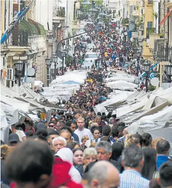  ?? MARCELO CARROLL ?? Multitudin­aria. Un domingo en la feria visitada por miles de turistas.