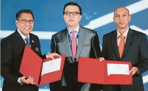  ?? MOHAMAD SHAHRIL BADRI SAALI
PIC BY ?? Transport Minister Datuk Seri Liow Tiong Lai (centre) at the signing of a memorandum of understand­ing between the Department of Civil Aviation (DCA) and Telekom Malaysia Bhd at the ‘Asean Aviation Summit: Global Sustainabl­e Green Aviation’ in Langkawi...