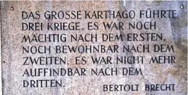  ??  ?? Wo sind in Jena diese in Stein geschlagen­en Brecht-Worte zu finden. Tipp: Die Tafel hängt sehr stadtzentr­al, fast -a-Lage, aber nicht an einer öffentlich­en Straße. Foto: Stridde