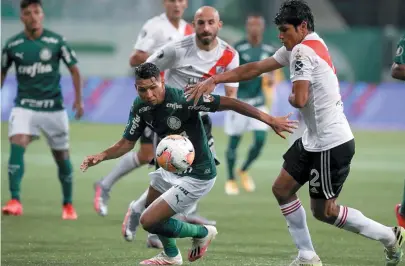  ?? STAFF IMAGES/CONMEBOL ?? Rony, do Palmeiras, em lance com Rojas, que fez o primeiro gol do River Plate e foi expulso no 2º tempo