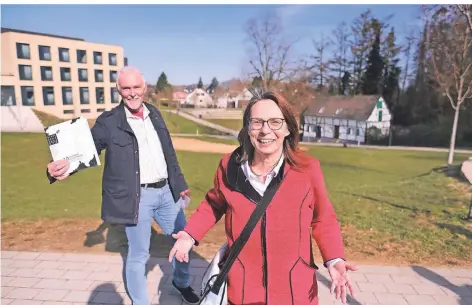  ?? RP-FOTOS (2): A. BLAZY ?? So wird es gehen: Theatermac­herin Ute Kranz und Thomas Langmesser planen Theater unter anderem im Hefelmann-Park.