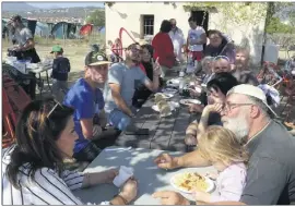  ?? (Photo C. R.) ?? la bonne humeur, le partage et l’amitié étaient au coeur de cette première journée de retrouvail­les des jardiniers du Parc Nature.