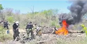  ??  ?? Antidrogas, efectivos de la Agrupación Especializ­ada y bomberos voluntario­s trabajaron arduamente por cuatro horas para incinerar la droga.