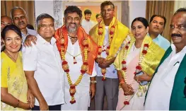  ?? — PTI ?? Karnataka deputy chief minister D.K. Shivakumar meets party leader Jagadish Shettar at the latter’s residence in Hubballi on Wednesday.