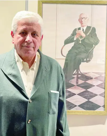  ??  ?? Manuel Guerrero Pemán, delante de un retrato de su abuelo, el escritor José María Pemán