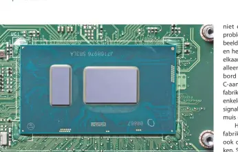  ??  ?? Notebookpr­ocessors zoals deze quadcore-cpu uit Intels achtste Core i-generatie worden op het moederbord gesoldeerd. De kleinste van deze twee chips is de bijbehoren­de chipset.