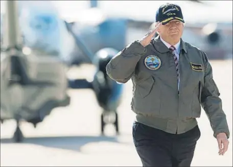  ?? SAUL LOEB / AFP ?? Donald Trump, con vestimenta militar, en la base aérea de Langley, en Virginia, este jueves