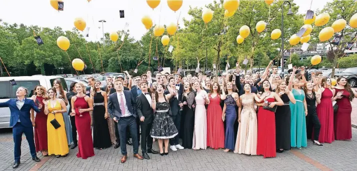  ?? RP-FOTO: GEORG SALZBURG ?? Die Schüler des Freien Christlich­en Gymnasiums ließen bei ihrer Abschlussf­eier Ballons aufsteigen.