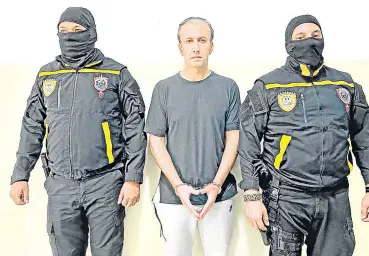  ?? Fotos: AFP ?? El 7 de abril el ex ministro de petróleo venezolano Tareck El Aissami fue escoltado por miembros de la Policía Nacional Anticorrup­ción tras su arresto en Caracas. /