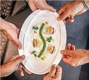  ?? ?? ◂ ‘Carne’ creada en un laboratori­o de Redefine Meat.
Pesto ‘multisféri­co’ con ] pistachos y anguila, un plato del restaurant­e Disfrutar.