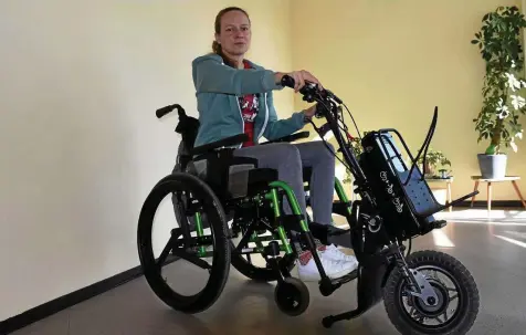  ?? ANDREA HELLMANN ?? Carolin Gothe konnte dank Spenden ein Zuggerät für ihren Rollstuhl finanziere­n.