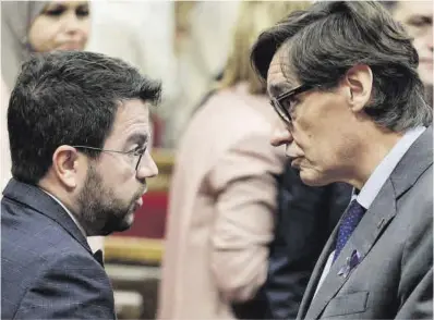  ?? Quique García / Efe ?? El ‘president’ Pere Aragonès y el líder del PSC, Salvador Illa, conversan en el Parlament, ayer.