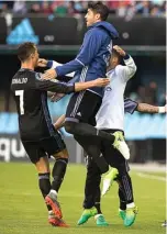  ?? LALO R. VILLAR/AP ?? DI AMBANG JUARA: Cristiano Ronaldo berselebra­si dengan pemain cadangan Real setelah mencetak gol ke gawang Celta Vigo di Balaidos.