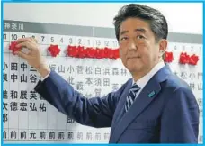  ??  ?? El primer ministro japonés Shinzo Abe participa en la jornada electoral en la que resultó otra vez ganador