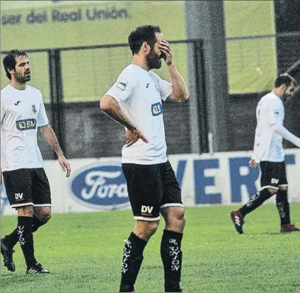  ?? FOTO: UNANUE ?? Mikel Alonso se tapa los ojos con la mano El Real Unión sigue sin encontrar el camino esta temporada