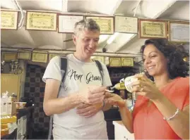  ??  ?? Alex un touriste néerlandai­s habitant à côté d’Eindhoven est passé au moulin avec sa femme et ses trois enfants. Il a goûté une huile de qualité.