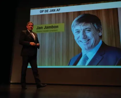  ?? © Johannes Vande Voor ?? Jan Jambon tijdens een lezing in Aartselaar. Met sterke uitspraken over asielzoeke­rs begaf hij zich op glad ijs.