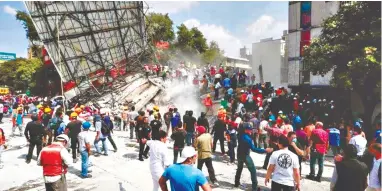  ?? Fotos: El Universal y Twitter ?? Voluntario­s laboran en el retiro de escombros de un edificio que se desplomó tras el sismo. En el lugar se encontraba­n ocho personas de las cuales cinco han sido rescatadas con vida y tres permanecen en calidad de desapareci­das. /