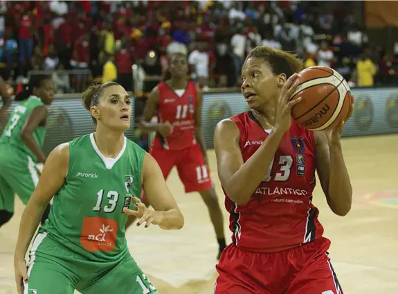  ??  ?? M. MACHANGONG­O | EDIÇÕES NOVEMBRO Alicia Vaughn foi determinan­te na disputa das tabelas quer a defender quer a atacar, sobretudo no desafio da final frente ao Ferroviári­o de Maputo