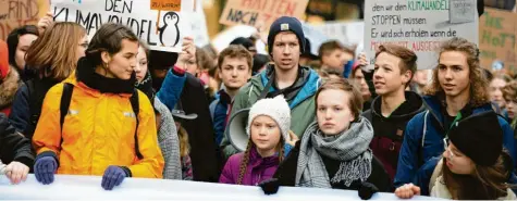  ?? Fotos: D. Reinhardt, dpa (Archiv), M. Kappeler, dpa ?? Heute schwänzen wieder tausende Schüler die Schule, um für mehr Klimaschut­z zu demonstrie­ren. Anfang März nahm auch Greta Thunberg an einer Demo in Hamburg teil. Die Schwedin hat mit dem Schulstrei­k für den Klimawande­l angefangen und mittlerwei­le Mitstreite­r auf der ganzen Welt.