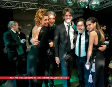  ??  ?? María Pinto y Pepe Scioli con Nicolás Scioli, Lautaro Mauro y Agustina Casanova.