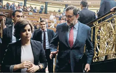  ?? JAVIER LIZÓN / EFE / ARXIU ?? La vicepresid­enta amb Mariano Rajoy i Pablo Casado (al fons) la setmana passada al Congrés