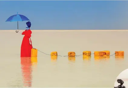  ??  ?? Pop. « The Shackles of Limitation­s » (2018), de la série « Water Life » pour la campagne sur l’accès à l’eau de l’ONG WaterAid.
Objectif Afrique.
Aïda Muluneh en shooting dans le désert du Danakil (Ethiopie), en juillet 2018.
