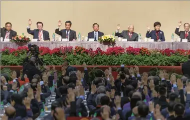  ?? ROY LIU / CHINA DAILY ?? Wang Chen (center), vice-chairman and secretary-general of the 12th National People’s Congress Standing Committee; Tung Cheehwa (third right) and Leung Chun-ying (third left), both vice-chairmen of the Chinese People’s Political Consultati­ve Conference...