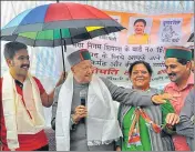  ?? DEEPAK SANSTA /HT ?? Himachal Pradesh chief minister Virbhadra Singh campaignin­g for the MC polls, in Shimla, on Wednesday.