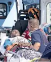  ??  ?? Asistencia.
Mujeres y niños migrantes recibieron atención médica tras desembarca­r en el puerto italiano de Pozzallo, en la isla de Sicilia.