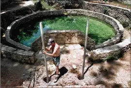  ?? RALPH BARRERA / AMERICAN-STATESMAN 1998 ?? The Barton Springs Sunken Garden, seen in 1998, was built in 1938 as a project of the National Youth Administra­tion, a New Deal agency that was part of the infrastruc­turebuildi­ng Works Progress Administra­tion.